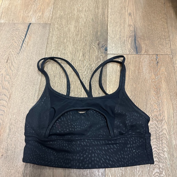 This lululemon black sports bra is a size 4 - Picture 2 of 4